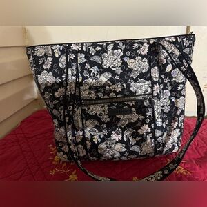 Vera Bradley Large Quilted Cotton  Black Floral Women's Shoulder Bag VGUC 😊😊